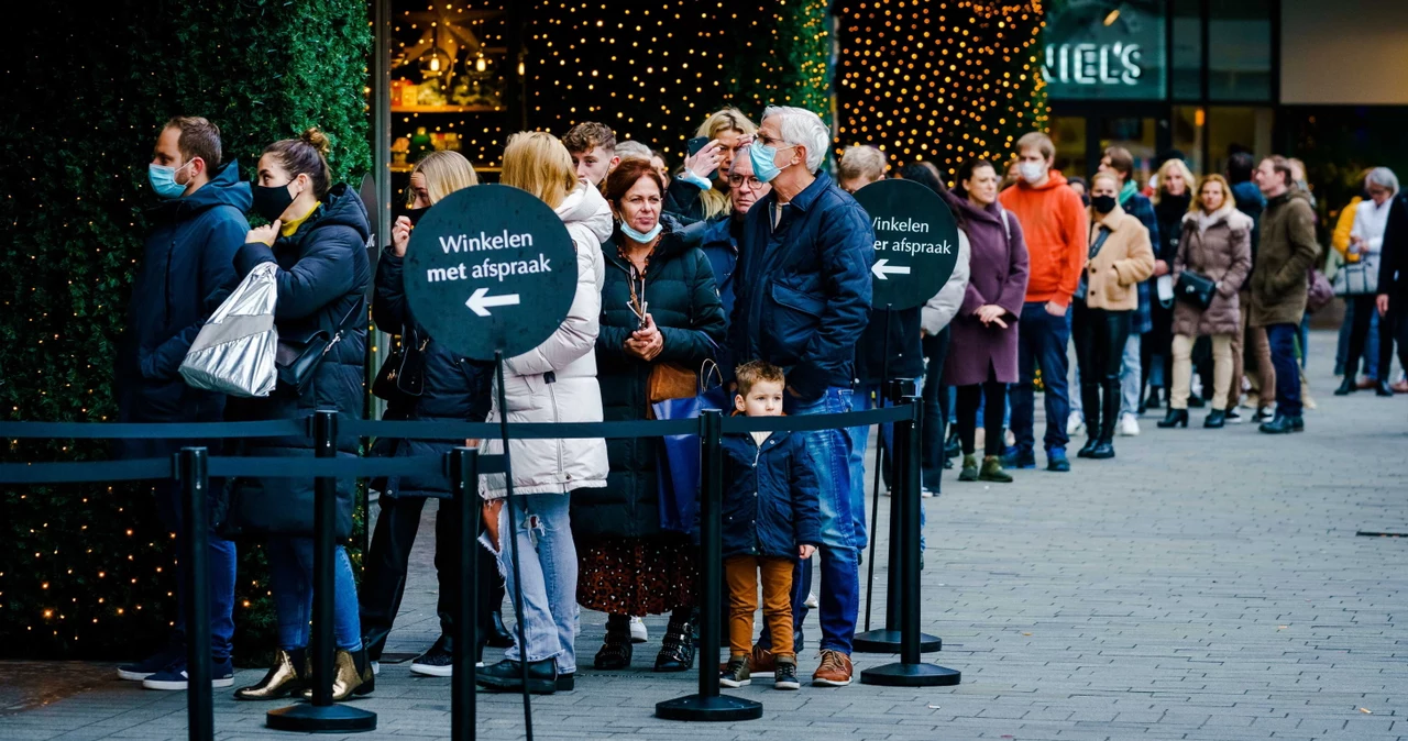 Kolejka przed centrum handlowym w Rotterdamie