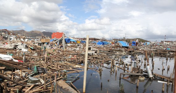 Co najmniej 75 osób zginęło na Filipinach podczas przejścia tajfunu Rai, najpotężniejszego, jaki w tym roku uderzył w ten kraj - poinformowały filipińskie władze. Wcześniej informowano o 33 zabitych.