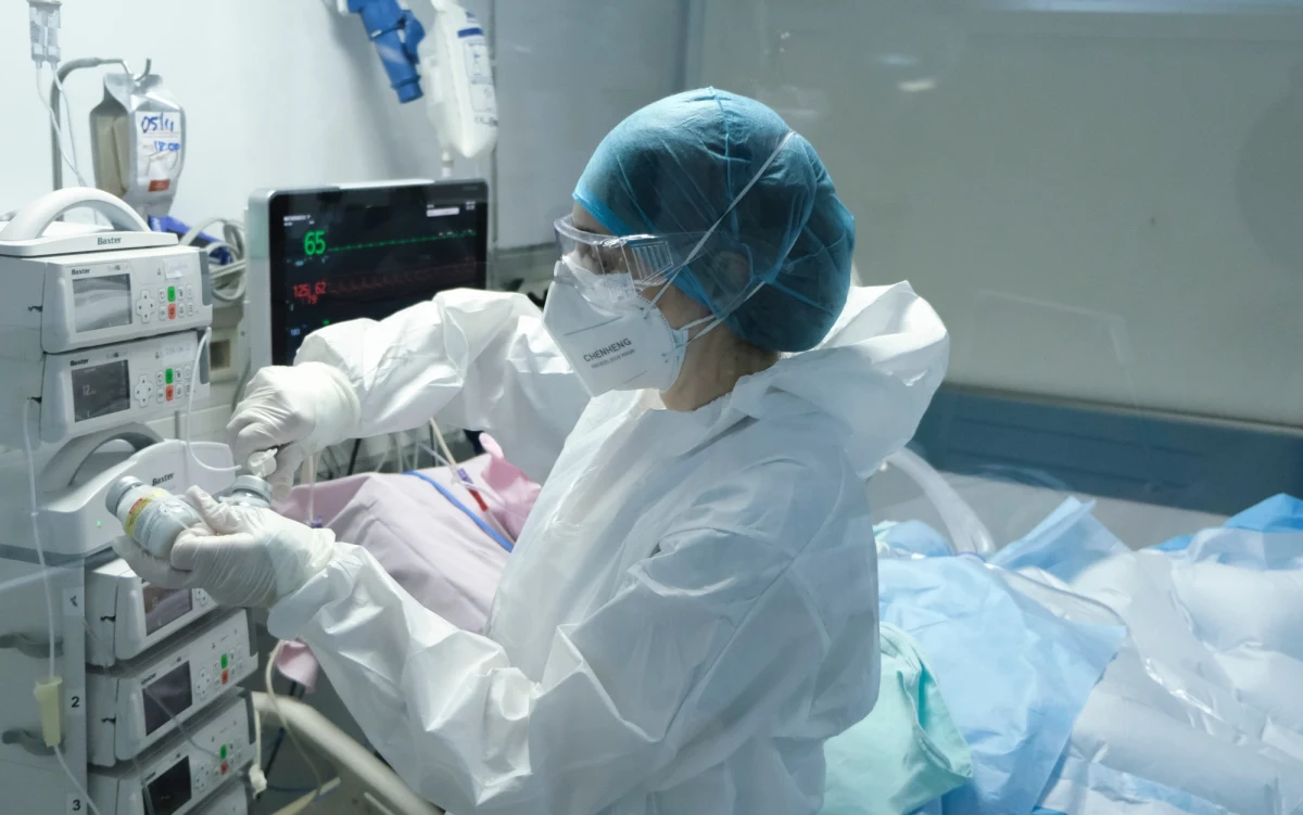 15 976 nowych zakażeń koronawirusem odnotowało Ministerstwo Zdrowia w ciągu minionej doby. 70 osób chorych z Covid-19 zmarło. 