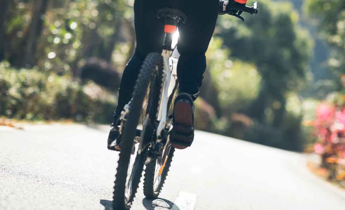 Policja pod nadzorem prokuratury wyjaśnia okoliczności wypadku drogowego w gminie Kleszczów w województwie łódzkim. W wyniku obrażeń po potrąceniu przez samochód osobowy zmarł w szpitalu 25-letni rowerzysta, który był pod wpływem alkoholu. 