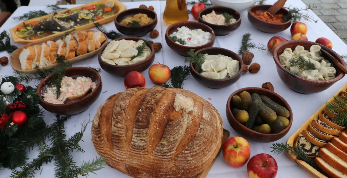 ​Na Rynku Głównym w Krakowie odbyła się XXV wigilia dla bezdomnych i potrzebujących. Spotkaniu towarzyszyła akcja szczepień przeciw Covid-19, a szpitalu polowym można było skorzystać z bezpłatnych badań medycznych.