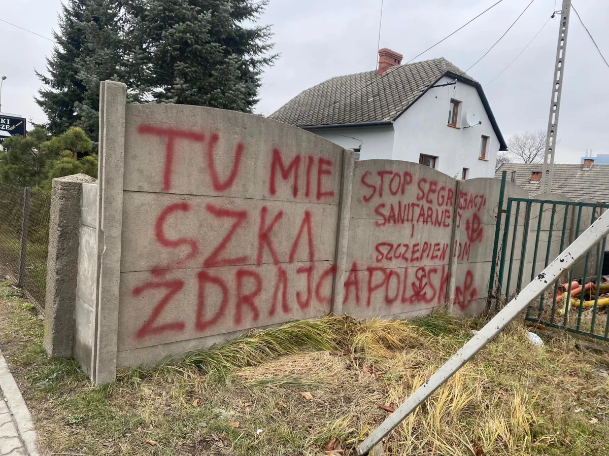 Policja szuka sprawcy, który w Kętach w Małopolsce namalował farbą napisy na posesji należącej do posłanki KO Doroty Niedzieli.