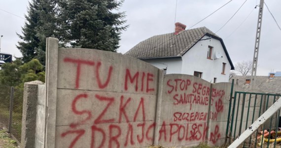Policja szuka sprawcy, który w Kętach w Małopolsce namalował farbą napisy na posesji należącej do posłanki KO Doroty Niedzieli.