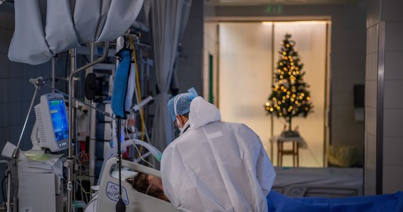 Następna fala koronawirusa może pojawić się w styczniu w naszych szpitalach - powiedział wiceminister zdrowia Waldemar Kraska w Polsat News. Zaznaczył, że polskie laboratoria potwierdziły już siedem przypadków zakażenia wariantem omikron.