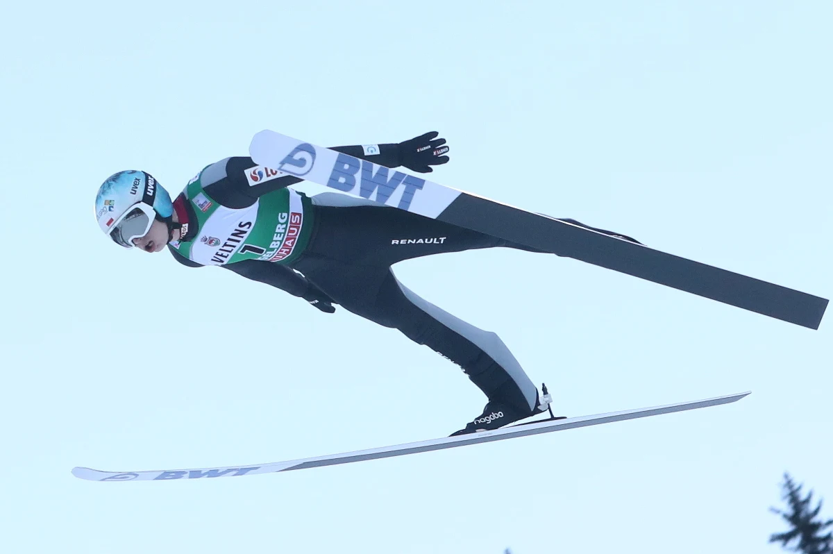 Trzech Polaków punktowało w niedzielnym konkursie Pucharu Świata w skokach narciarskich w szwajcarskim Engelbergu. Najlepszym z biało-czerwonych był Piotr Żyła. Zawody wygrał Ryoyu Kobayashi.