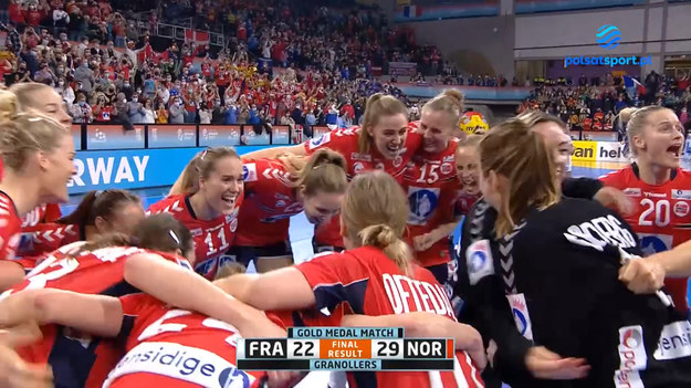 Norwegia zdobyła złoty medal mistrzostw świata piłkarek ręcznych po wygranej w finale w Granollers z Francją 29:22 (12:16). W meczu o brąz Dania pokonała gospodarza turnieju Hiszpanię 35:28 (16:13).
To czwarty tytuł mistrzowski Norweżek, które w półfinale wygrały z Hiszpankami 27:21 (11:11). W walce o finał ekipa "Trójkolorowych", która zdobyła złoty medal olimpijski w Tokio, pokonała Dunki 23:22 (10:12).