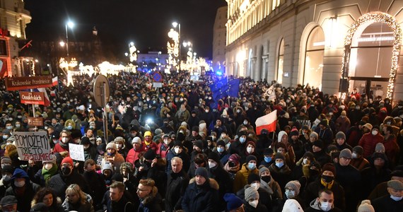 Dzisiaj w całej Polsce odbyły się protesty przeciwko nowelizacji ustawy o radiofonii i telewizji, tzw. "lex TVN". Przemarsze zorganizowano w blisko 130 miejscowościach. W większości z nich manifestacje zaczęły się o godz. 19. 