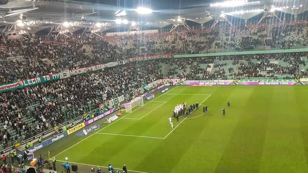 Tego jeszcze na Legii nie było. Jej piłkarze wygwizdani i zwyklinani poszli od razu do szatni natomiast pod Żyletę podeszli piłkarze i trener Radomiaka i świętowali z kibicami Legii, choć była tam też pewnie grupa kibiców z Radomia. 