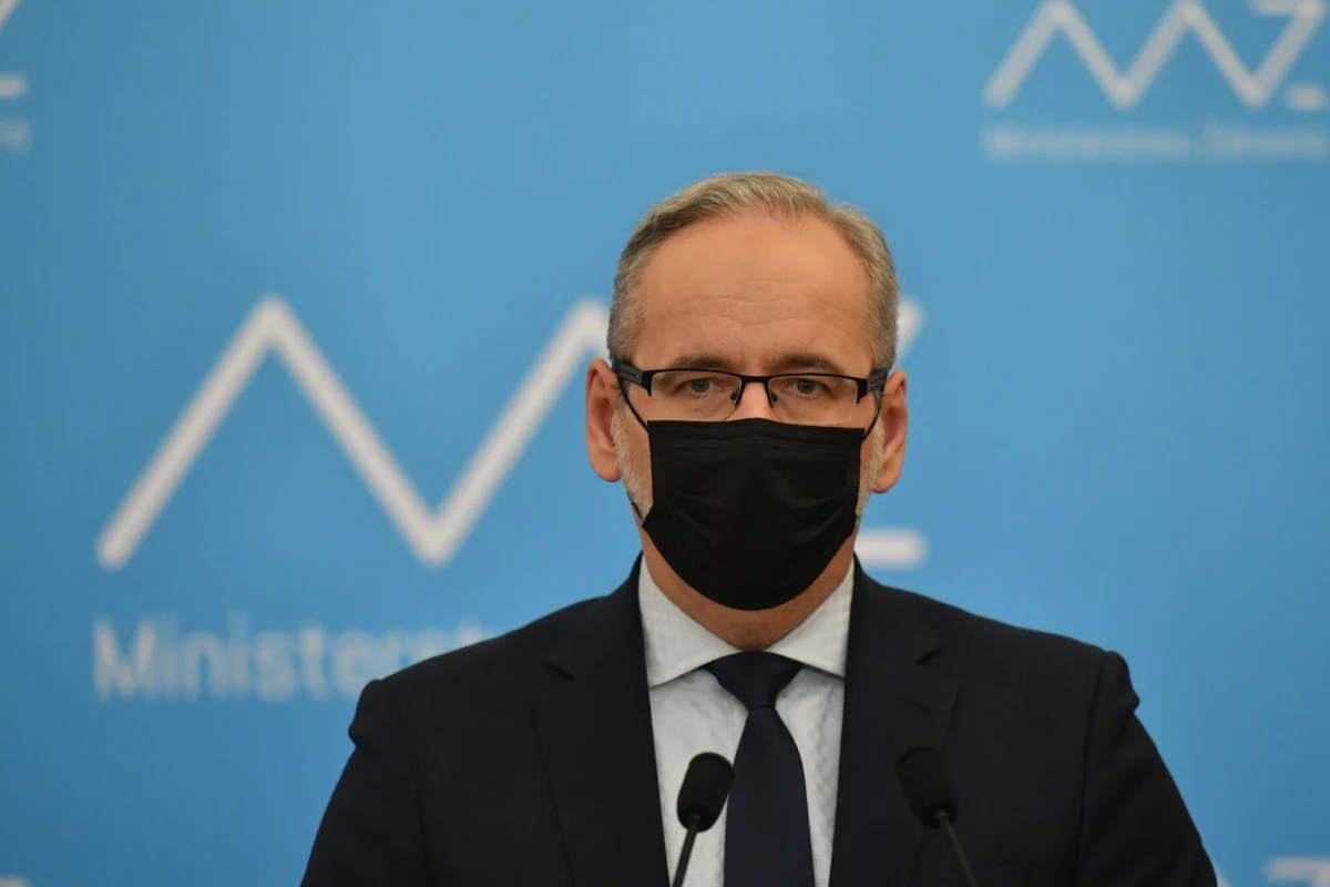 "Apogeum zakażeń i hospitalizacji w czwartej fali mamy za sobą. Zaczynająca się od jutra 3-tygodniowa przerwa w nauce stacjonarnej powinna przyspieszyć spadki" - napisał minister zdrowia Adam Niedzielski.