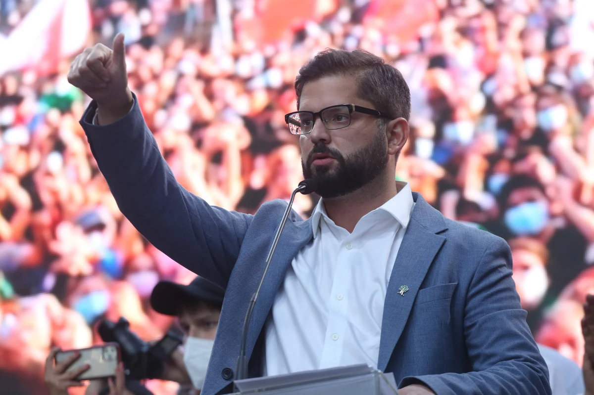 Przedstawiciel chilijskiej lewicy Gabriel Boric zwyciężył w drugiej turze wyborów prezydenckich, na fali ożywienia postępowej lewicy, która rośnie od czasu, gdy dwa lata temu krajem wstrząsnęły powszechne, społeczne protesty - podaje Reuters.
