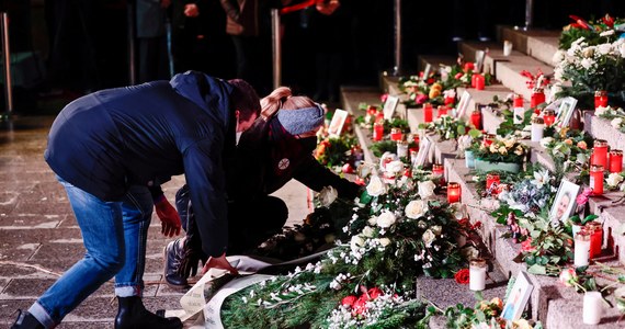 Pięć lat temu zamachowiec wjechał ciężarówką w jarmark bożonarodzeniowy przed berlińskim kościołem Pamięci. Jest to najtragiczniejszy w skutkach islamski atak terrorystyczny w Niemczech. Zginęło 13 osób, w tym polski kierowca ciężarówki.  O 20.02 dzwony kościoła Pamięci uderzyły 13 razy.