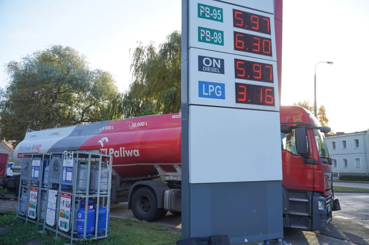 Od poniedziałku, 20 grudnia w ramach tzw. tarczy antyinflacyjnej obowiązuje obniżona akcyza na paliwa. Zgodnie z ustawą od 1 stycznia nastąpi też obniżka akcyzy na prąd i zwolnienie sprzedaży detalicznej paliw z podatku od sprzedaży detalicznej.
