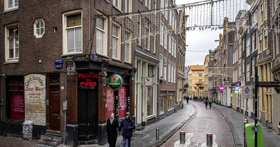 Ulice w holenderskich miastach praktycznie wyludniły się. Od niedzieli obowiązuje w tym kraju całkowity lockdown, który pokrzyżował świąteczne plany milionów ludzi. 