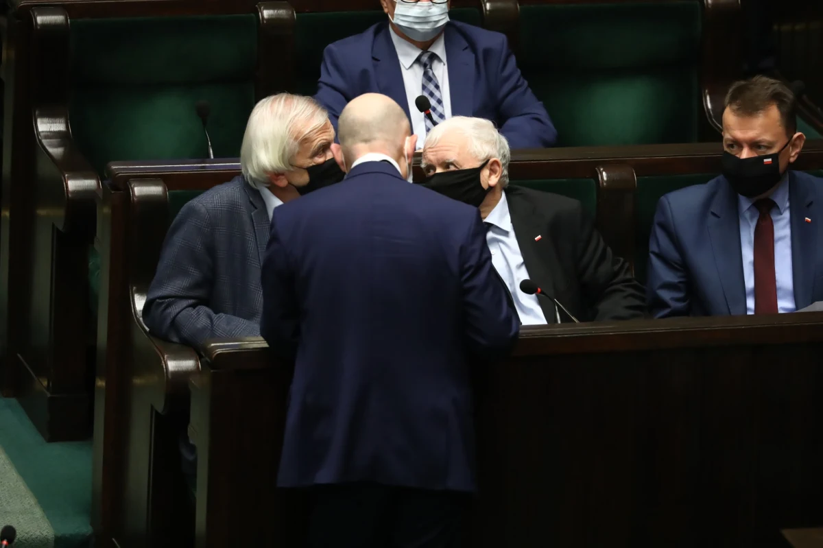 Zjednoczona Prawica wciąż zajmuje pierwsze miejsce w rankingu, ale to opozycja ma potencjał do stworzenia rządu po wyborach - pisze "Rzeczpospolita".