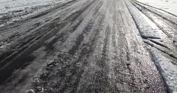 ​IMGW wydał ostrzeżenie pierwszego stopnia przed oblodzeniem dróg w całym województwie lubelskim. Temperatura minimalna przy gruncie wyniesie ok. -2 st. C. Ślisko na drogach będzie do wieczora.