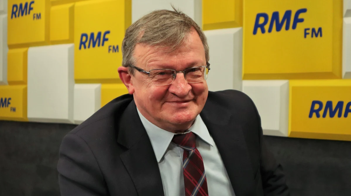 Lex Tvn? "To jest wątpliwa i nieroztropna rzecz, że ta sprawa została przyjęta w Sejmie" - tak gość Roberta Mazurka w RMF FM, poseł Tadeusz Cymański komentuje przyjęcia w ubiegłym tygodniu przez Sejm - ustawy lex TVN. Na pytanie: to po co pan głosował, poseł odpowiada: człowiek ma do wyboru być sobą, ale mamy kruchą większość. "To jest jak na froncie. Głosuję w imię dyscypliny, przełykam żabki". Tadeusz Cymański pytany, czy prezydent powinien zawetować ustawę, odpowiada: nie jestem przeciw.  