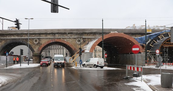 Niedługo kolejny etap modernizacji linii kolejowej E30. Wiadukt nad ul. Grzegórzecką zostanie zdemontowany, a następnie odbudowany na nowo. Aby zapewnić bezpieczeństwo mieszkańcom i osobom przebywającym na terenie budowy, ul. Grzegórzecka zostanie całkowicie zamknięta.