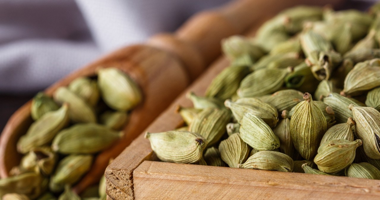 Łagodzi kaszel, odtyka nos, ułatwia oddychanie. Dodaj szczyptę do herbaty