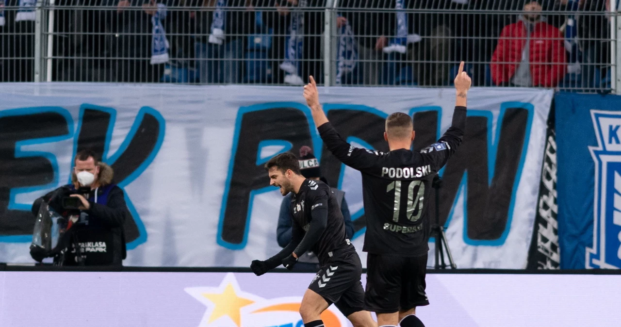 Jesus Jimenez i Lukas Podolski w meczu Górnika Zabrze z Lechem Poznań