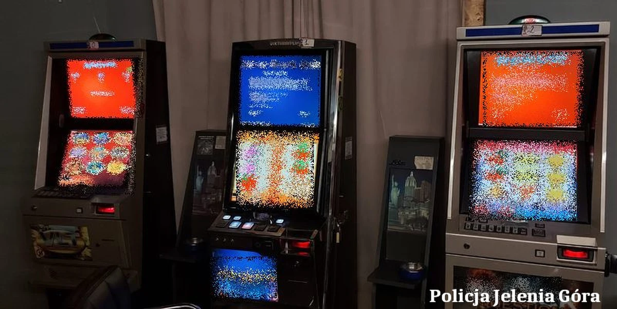 Jeleniogórscy policjanci zatrzymali dwóch mężczyzn podejrzanych o rozbój, do którego doszło w jednym z nielegalnych kasyn na terenie miasta. Napastnicy przy użyciu noża i gazu pieprzowego zastraszyli pracownika, a następnie ukradli tysiąc zł. Zabezpieczono też 9 nielegalnych automatów do gier.