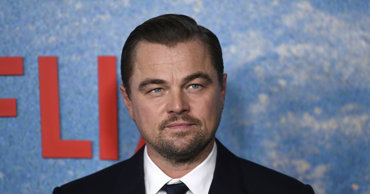 Leonardo DiCaprio dokonał bohaterskiego czynu na planie filmu "Nie patrz w górę". Gdy jeden z jego psów wpadł do zamarzniętego jeziora, aktor natychmiast pospieszył mu na ratunek. Gdy gwiazdor wyciągnął pupila z lodowatej wody, wskoczył tam jego drugi psiak, którego DiCaprio też musiał ratować. Wszystko dobrze się skończyło - dzielny Leo zdołał wyciągnąć na brzeg oba czworonogi.