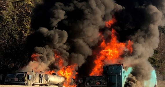 Na niemieckiej autostradzie A3 na wysokości miejscowości Parsberg rozpędzona ciężarówka uderzyła w stojące na pasie awaryjnym wojskowe pojazdy przewożące paliwo. Wszystkie stanęły w płomieniach. Kilka osób zostało poszkodowanych.