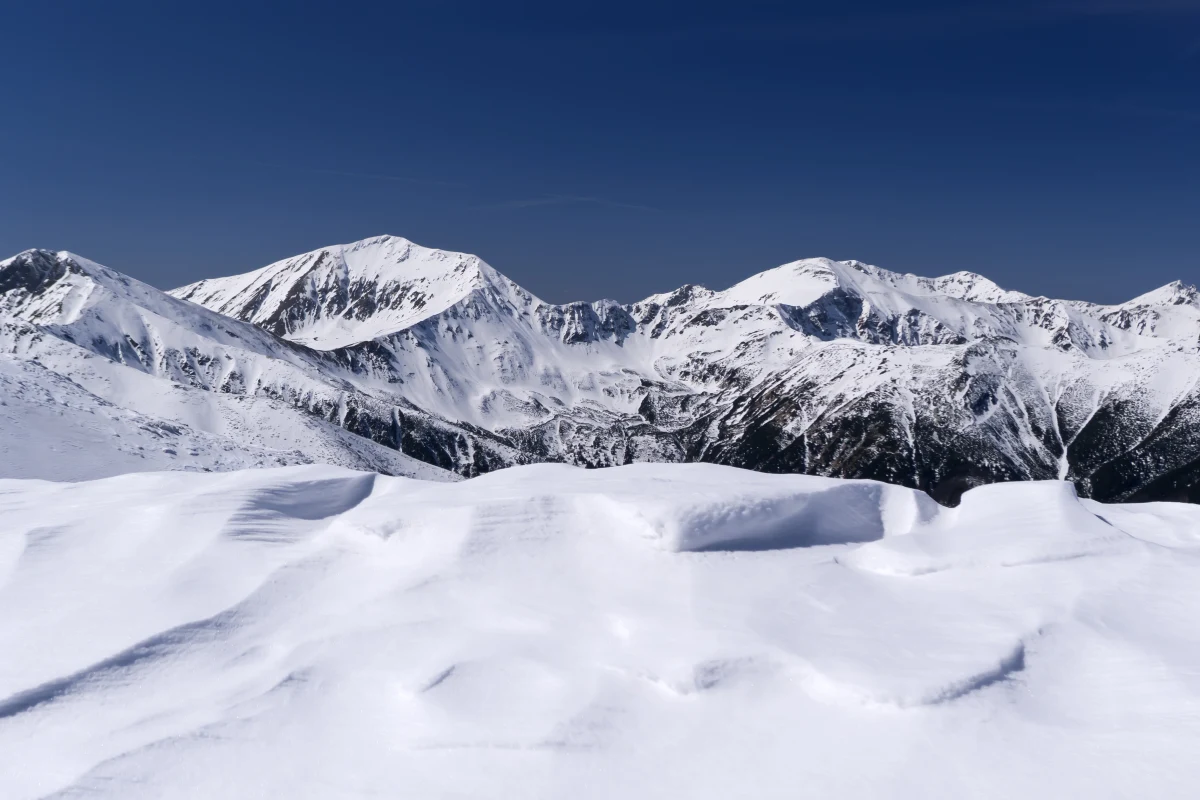 ​W Tatrach intensywnie pada śnieg. W poniedziałek rano na szczycie Kasprowego Wierchu leżało już 70 cm białego puchu, a temperatura spadła tam do minus 11 st. C. Wysoko w górach obowiązuje drugi, umiarkowany stopień zagrożenia lawinowego.