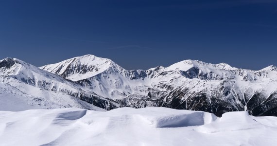 ​W Tatrach intensywnie pada śnieg. W poniedziałek rano na szczycie Kasprowego Wierchu leżało już 70 cm białego puchu, a temperatura spadła tam do minus 11 st. C. Wysoko w górach obowiązuje drugi, umiarkowany stopień zagrożenia lawinowego.