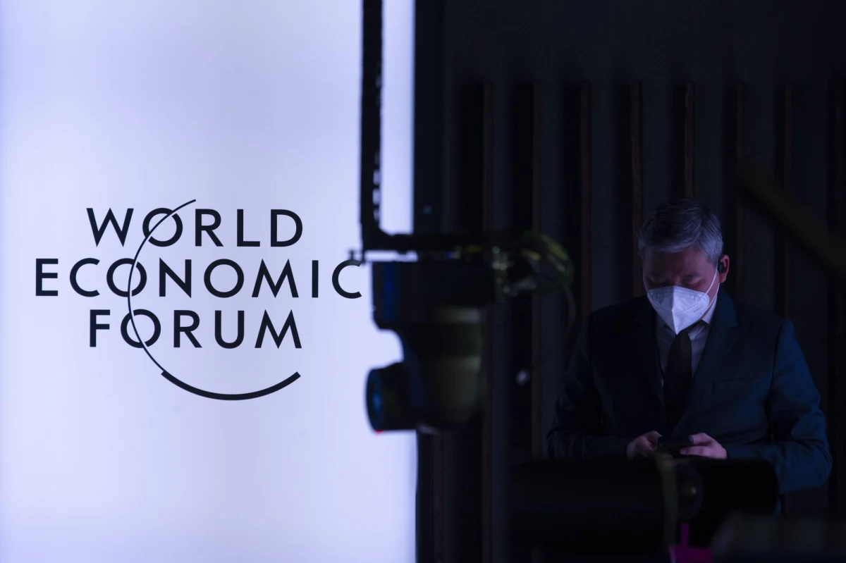 Światowe Forum Ekonomiczne (WEF) przekłada styczniowy szczyt w Davos w związku z rosnącą liczbą przypadków nowego wariantu koronawirusa Omikron - przekazał w poniedziałek organizator wydarzenia. Spotkanie ma odbyć się w połowie 2022 roku.