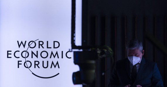 Światowe Forum Ekonomiczne (WEF) przekłada styczniowy szczyt w Davos w związku z rosnącą liczbą przypadków nowego wariantu koronawirusa Omikron - przekazał w poniedziałek organizator wydarzenia. Spotkanie ma odbyć się w połowie 2022 roku.