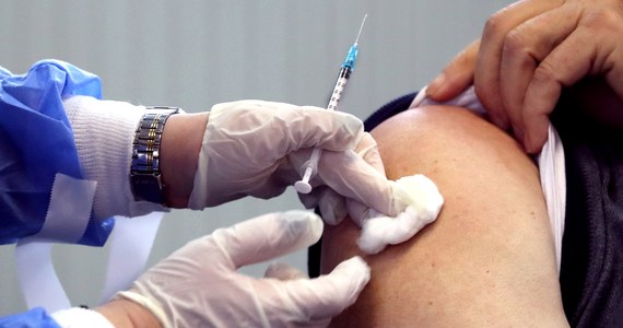 Komisja Europejska dopuściła do obrotu szczepionkę Novavax przeciw Covid-19 o nazwie Nuvaxovid w celu zapobiegania infekcji koronawirusem u osób w wieku od 18 lat. Wcześniej jej dopuszczenie rekomendowała Europejska Agencja Leków (EMA).
