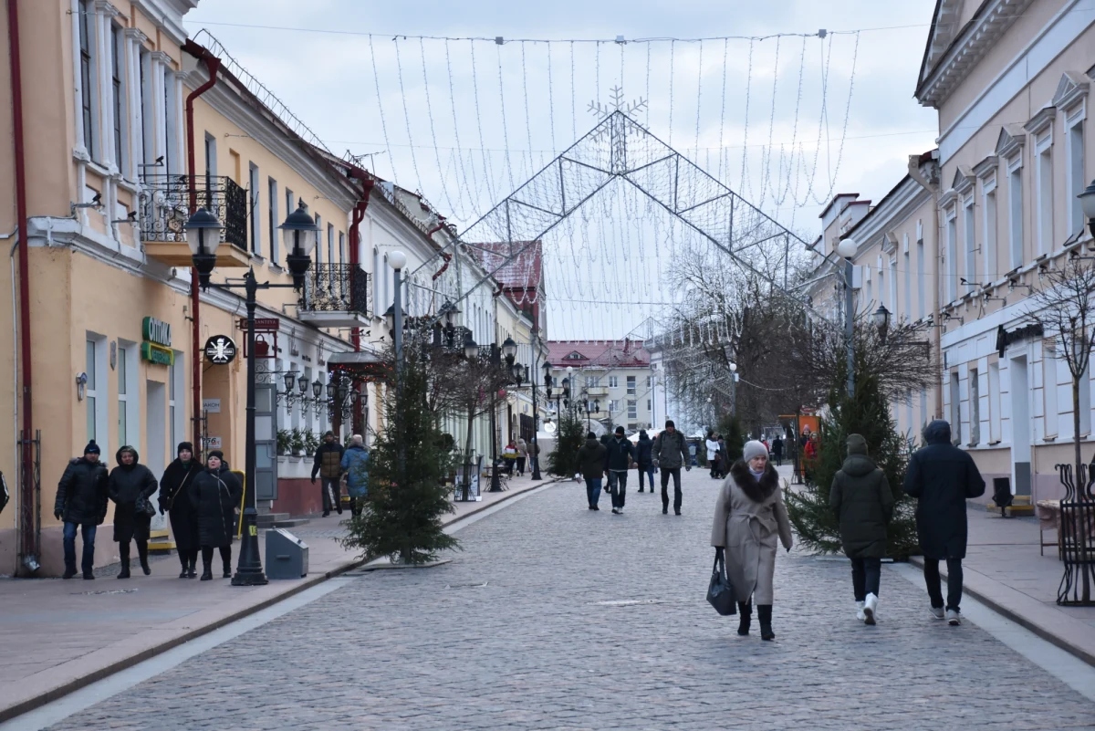 Nasi dziennikarze: Krzysztof Zasada i Mateusz Chłystun jako jedyni przedstawiciele polskich mediów relacjonują dla Was prosto z Białorusi. Z okolic Grodna opisują dziś to, co dzieje się po wschodniej stronie polsko-białoruskiej granicy, którą udało im się przekroczyć. Słuchajcie Faktów RMF FM, polecamy nasze strony w internecie: rmf24.pl, oraz media społecznościowe. 