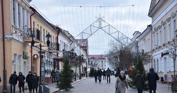 Nasi dziennikarze: Krzysztof Zasada i Mateusz Chłystun jako jedyni przedstawiciele polskich mediów relacjonują dla Was prosto z Białorusi. Z okolic Grodna opisują dziś to, co dzieje się po wschodniej stronie polsko-białoruskiej granicy, którą udało im się przekroczyć. Słuchajcie Faktów RMF FM, polecamy nasze strony w internecie: rmf24.pl, oraz media społecznościowe. 