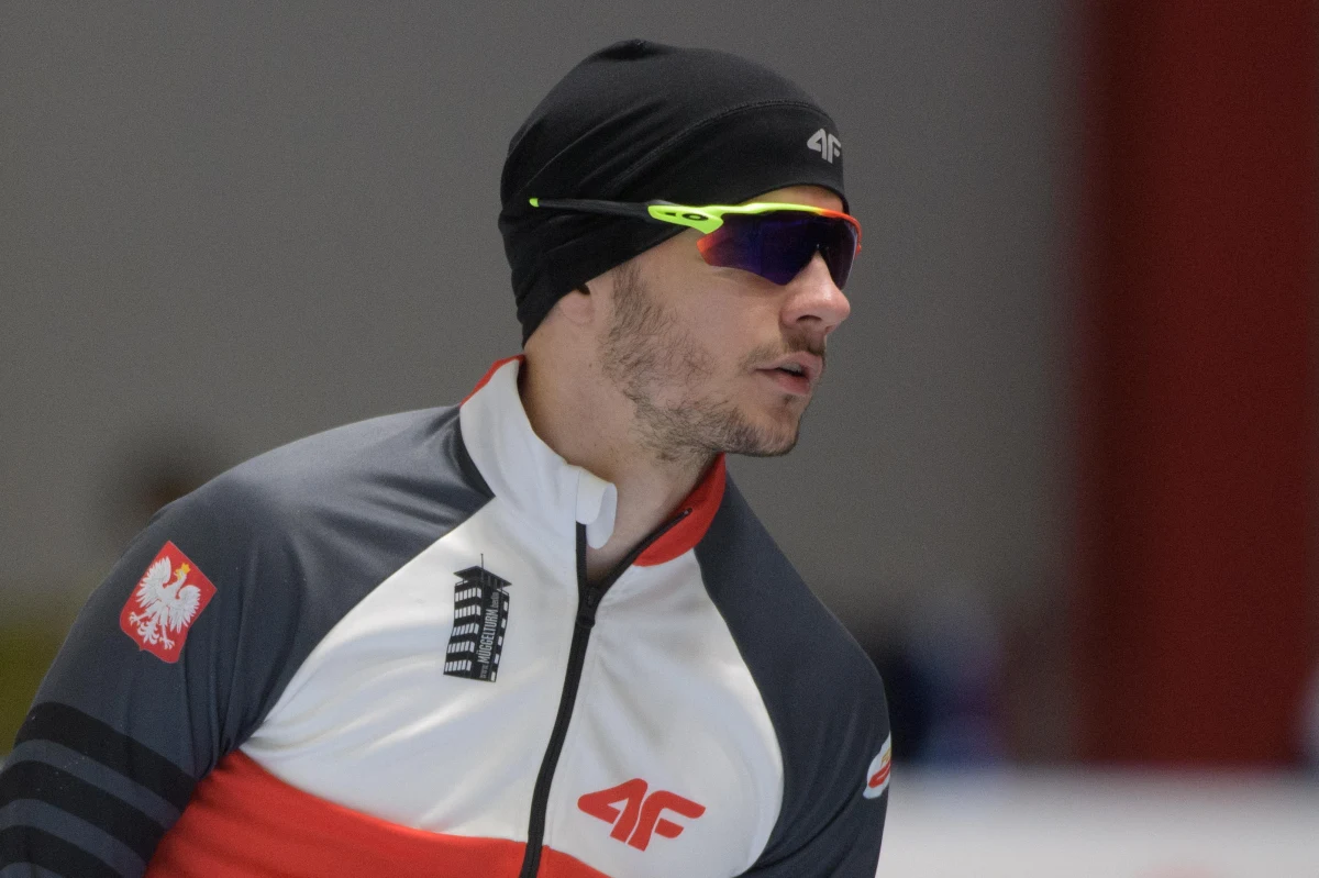 Kadra łyżwiarzy i łyżwiarek szybkich po wyczerpującym początku sezonu ma teraz świąteczną przerwę na odpoczynek przed najważniejszym przygotowaniami do igrzysk olimpijskich w Pekinie. "Na mnie zawsze święta dobrze działały. Taki reset dla głowy. Trochę spokoju na pewno się przyda, żeby w pewnym sensie od nowa rozpocząć przygotowania do igrzysk. Oczywiście, nie można całkiem poluzować, więc to będzie bardziej odpoczynek dla głowy niż dla mięśni” – mówi w rozmowie z RMF FM sprinter Piotr Michalski. Zawodnik opowiedział nam też o tym, z czym wiąże się olimpijski występ.