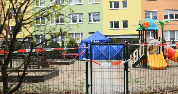 Zarzut nieumyślnego spowodowania śmierci usłyszał w Prokuraturze Regionalnej w Łodzi policjant, który podczas interwencji na osiedlu w Koninie zastrzeli 21-letniego mężczyznę. Funkcjonariusz nie przyznał się do winy.