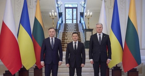 „Nie można wykluczyć, że nie ma do tej pory agresji rosyjskiej, bo NATO jest obecne w pasie ziemi, który dawną Europę Zachodnią oddzielał od Ukrainy; to jest zdecydowana zmiana w stosunku do tego, co było w 2014 roku” - mówił prezydent Andrzej Duda podczas spotkania z prezydentami Ukrainy i Litwy.