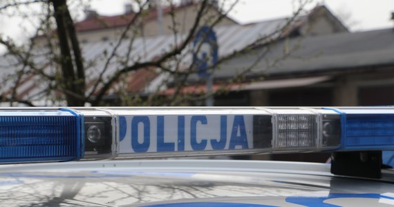 Policjantka oddała strzał ostrzegawczy z broni podczas pieszego pościgu za 25-latkiem w Dziadowej Kłodzie niedaleko Oleśnicy na Dolnym Śląsku. Agresywny mężczyzna miał zaczepiać przechodniów i powybijać szyby w kilku oknach domów.