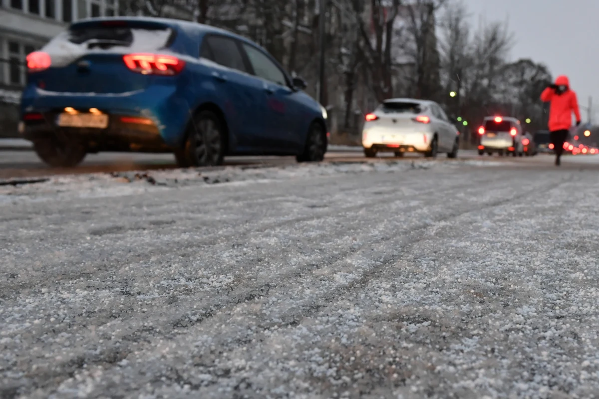 Trudne warunki na drogach w niemal całej Polsce. Słuchacze dzwonili na Gorącą Linię RMF FM z ostrzeżeniami dla kierowców - jezdnie są oblodzone. Dodatkowo jazdę utrudnia padający śnieg i śnieg z deszczem. W wielu miejscach drogi są zablokowane przez ciężarówki, które nie mogą wyjechać pod górę lub wpadły w poślizg na zakrętach. 