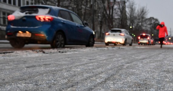 Trudne warunki na drogach w niemal całej Polsce. Słuchacze dzwonili na Gorącą Linię RMF FM z ostrzeżeniami dla kierowców - jezdnie są oblodzone. Dodatkowo jazdę utrudnia padający śnieg i śnieg z deszczem. W wielu miejscach drogi są zablokowane przez ciężarówki, które nie mogą wyjechać pod górę lub wpadły w poślizg na zakrętach. 