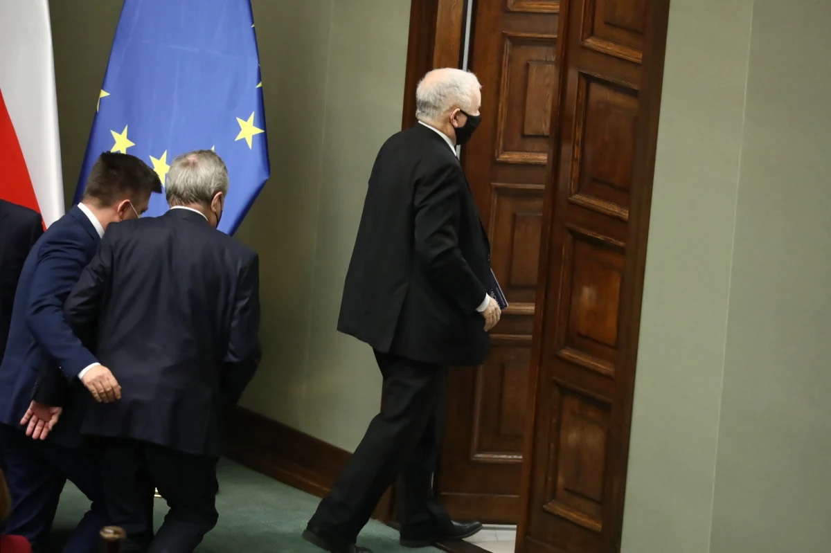 Jarosław Kaczyński, mimo wcześniejszych deklaracji, nie będzie odchodził z rządu – dowiedział się nieoficjalnie reporter RMF FM. Prezes PiS pozostanie na stanowisku wicepremiera ds. bezpieczeństwa. Oficjalnie – ze względu na sytuację geopolityczną i pokaz sił ze strony Kremla. W obozie rządzącym słychać jednak, że obecność prezesa partii w rządzie jest nadal potrzebna, bo napięcie między koalicjantami tylko wzrasta.