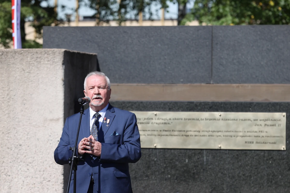 Nie żyje Andrzej Rozpłochowski, legendarny działacz Solidarności, sygnatariusz Porozumienia Katowickiego – jednego z Porozumień Sierpniowych 1980 r. Miał 71 lat. Informację o jego śmierci przekazali w poniedziałek wieczorem w mediach społecznościowych jego znajomi, a także m.in. portal niezależna.pl.