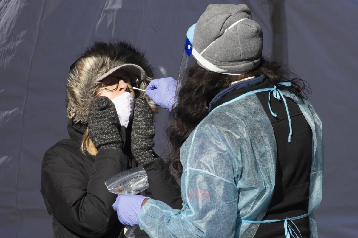 W Houston w Teksasie zmarła pierwsza w USA osoba, u której potwierdzono zakażenie wariantem Omikron - podały miejscowe władze. Ofiarą był 50-letni mężczyzna. Tymczasem CDC podały, że zakażenia Omikronem stanowią już ponad 70 proc. wszystkich przypadków Covid-19 w Stanach Zjednoczonych.