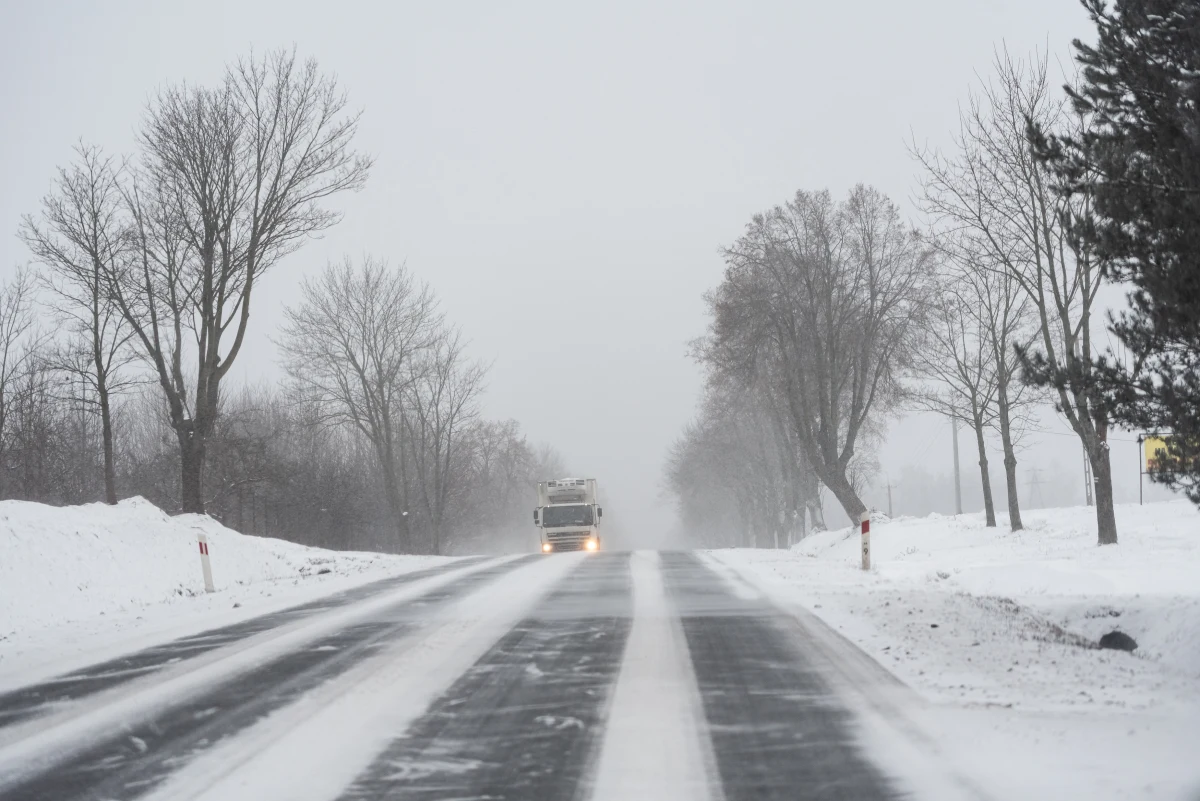 We wtorek największego śniegu i najsilniejszego mrozu mogą się spodziewać mieszkańcy rejonów podgórskich oraz Pomorza, Warmii i Mazur - wynika z prognozy przygotowanej przez synoptyka IMGW Małgorzatę Tomczuk. Najzimniej będzie nocą w dolinach karpackich: do -14 stopni, a po nocnych opadach śniegu przybędzie o 6 cm w woj. pomorskim i warmińsko-mazurskim.