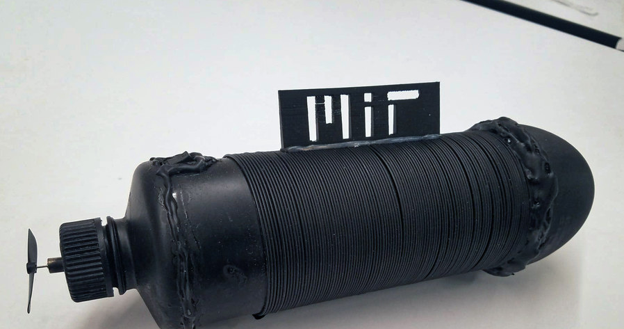 Elastyczne akumulatory przyjmujące niemal dowolną formę, które można na dodatek wszyć w tkaniny, to zdecydowanie przyszłość branży wearable. Bardzo ciekawe rozwiązanie w tym zakresie zaprezentowali właśnie inżynierowie z MIT, a mowa o elastycznej baterii o długości... 140 metrów.  