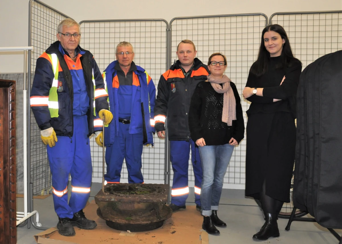 ​Jedna z ekip pogotowia kanalizacyjnego Miejskiego Przedsiębiorstwa Wodociągów i Kanalizacji przetransportowała do Muzeum Getta Warszawskiego nietypowy eksponat. To skrzynka włazowa do kanałów wykorzystywana w Warszawie w latach 40. XX wieku.