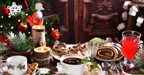 Boże Narodzenie coraz bliżej. Wiele osób zaczyna już więc przygotowywać 12 potraw wigilijnych. Jakie dania są najpopularniejsze wśród Polaków w tym świątecznym czasie? Co musi znaleźć się na wigilijnym stole? Przedstawiamy listę tradycyjnych potraw.