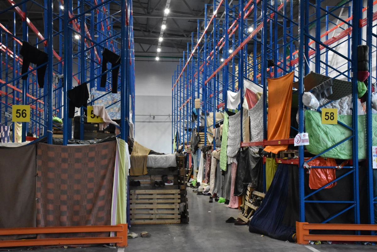 Dziennikarze RMF FM dotarli do przejścia w Bruzgach. To tam w hali logistycznej Białorusini umieścili imigrantów z Bliskiego Wschodu, którzy od kilku miesięcy nielegalnie próbują przedostać się do Polski, a potem dalej do Niemiec. Z powodu ich obecności i powtarzanych każdego dnia prób sforsowania zasieków w ponad 180-kilometrowy pasie przy granicy z Białorusią polski rząd wprowadził stan wyjątkowy.