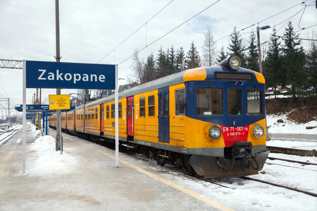 ​Od jutra wracają pociągi na trasę do Zakopanego. Przez ostatnie miesiące trwały prace modernizacyjne linii kolejowej - miedzy innymi wymiana torów, a przewóz pasażerów do stolicy Tatr odbywał się komunikacja zastępczą.