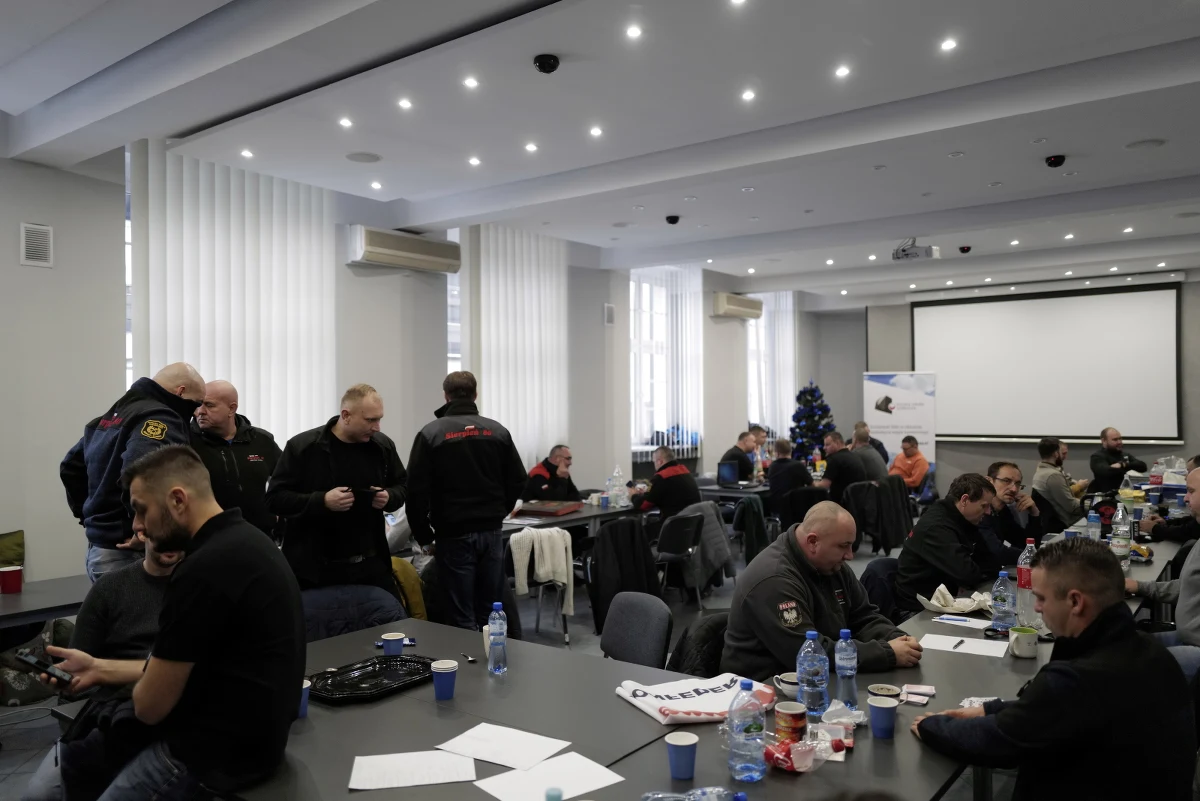 ​W katowickiej siedzibie Polskiej Grupy Górniczej (PGG) rozpoczęły się rozmowy na temat zgłoszonych przez związkowców postulatów płacowych. Na efekty spotkania czeka w budynku spółki ok. 100 górników. Część z nich spędziła noc w sali konferencyjnej, pozostali dołączyli rano.