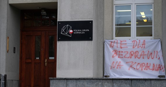 Po fiasku rozmów płacowych w Polskiej Grupie Górniczej związkowcy powołali sztab protestacyjno-strajkowy i ogłosili pogotowie strajkowe. Rozpoczęli też zaplanowaną na całą dobę blokadę wysyłki węgla z kopalń do elektrowni.